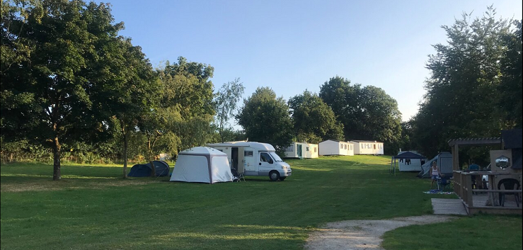 prairie du camping vastes emplacements ombragés