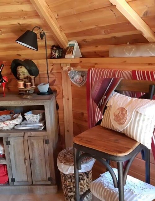 intérieur kota en bois déco naturel rouge