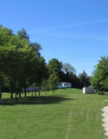 vaste camping grands emplacements - ouvert